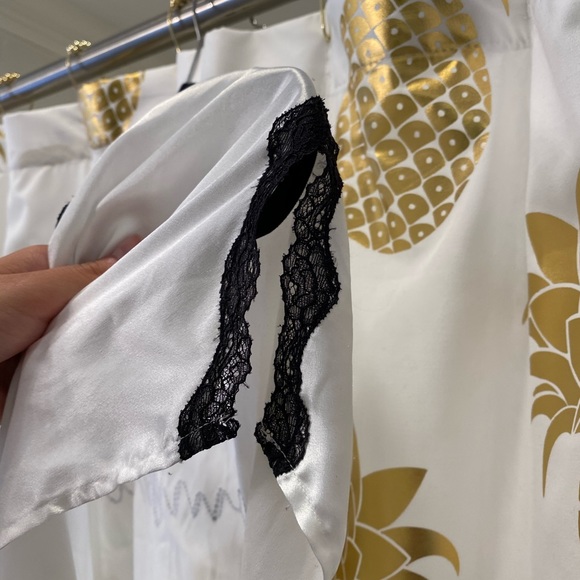 Victoria’s Secret Rare Bombshell White Satin Robe - Picture 5 of 8